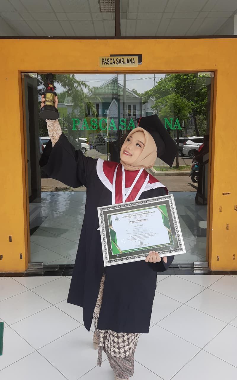 Elmania Alamsyah, Mahasiswi Pascasarjana PGMI S2 UIN KHAS Jember Raih Predikat Wisudawan Terbaik 2025